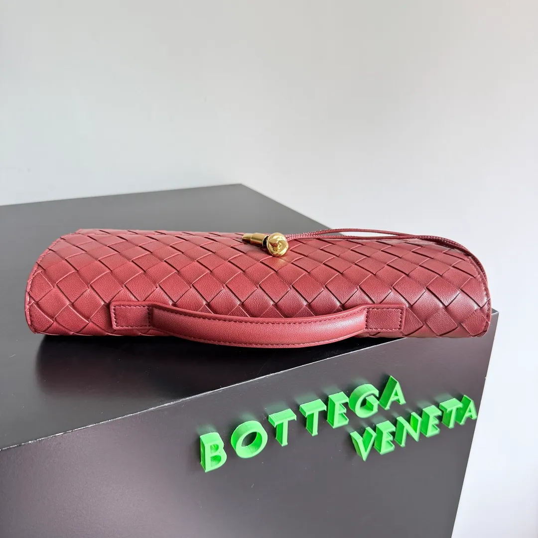 The batch of 1360 BV Andiamo evening handbags has been heavily planted again~ The designer aesthetics in the era of economic downturn are back. I fall in love with it at first sight and can't put it down. It's so beautiful and full of aura. The shape and texture are very competitive. It's light in weight and has sufficient capacity. It's a must-have for fashionistas. It's suitable for many occasions, minimalist, high-end and light luxury. Model No.: 741511 Size: 31*13*3cm